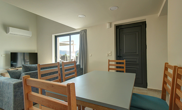 EIN MODERNES HAUS IN DER NÄHE VON KISSAMOS