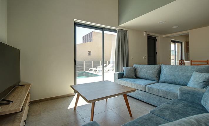 EIN MODERNES HAUS IN DER NÄHE VON KISSAMOS