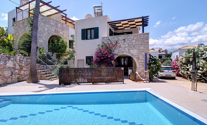 INDEPENDENT HOUSE IN A SMALL COMPLEX WITH A POOL