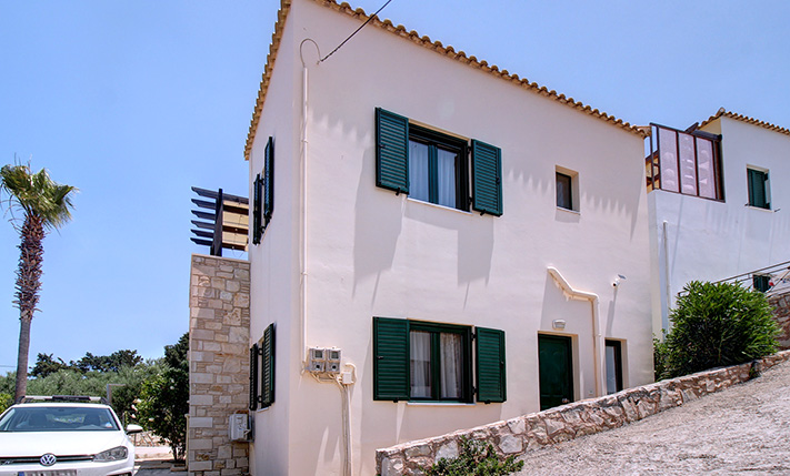 INDEPENDENT HOUSE IN A SMALL COMPLEX WITH A POOL