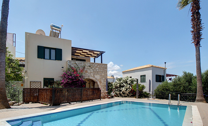 INDEPENDENT HOUSE IN A SMALL COMPLEX WITH A POOL
