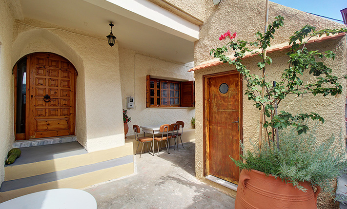 WARM SPACES IN A PICTURESQUE NEIGHBORHOOD