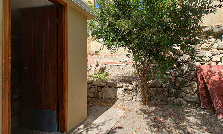 WARM SPACES IN A PICTURESQUE NEIGHBORHOOD