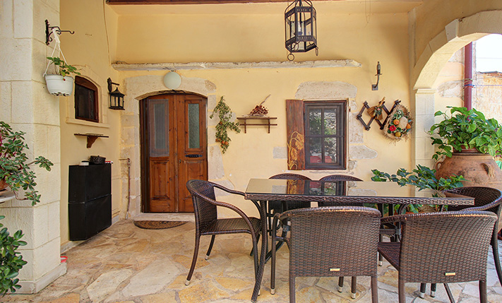 TRADITIONELLES HAUS MIT ABGESCHIEDENEM INNENHOF