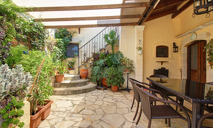 TRADITIONAL HOUSE WITH A SECLUDED COURTYARD