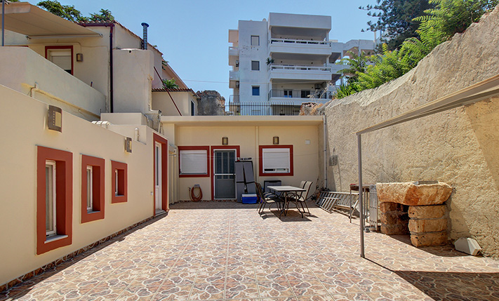 VILLAGE CHARM & SEA VIEWS WITH CITY CONVENIENCE