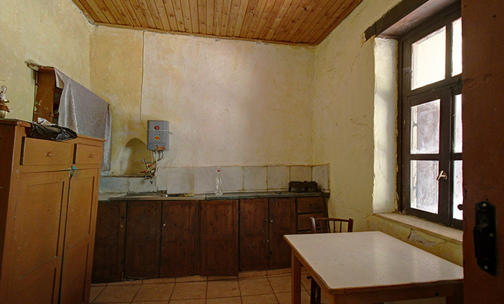 HAUS MIT OLIVENBÄUMEN IN KLEINER NACHBARSCHAFT