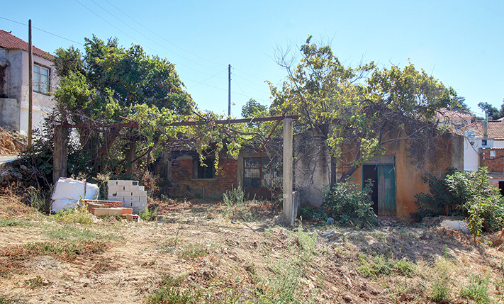 UNCONVERTED GROUND-LEVEL HOUSE