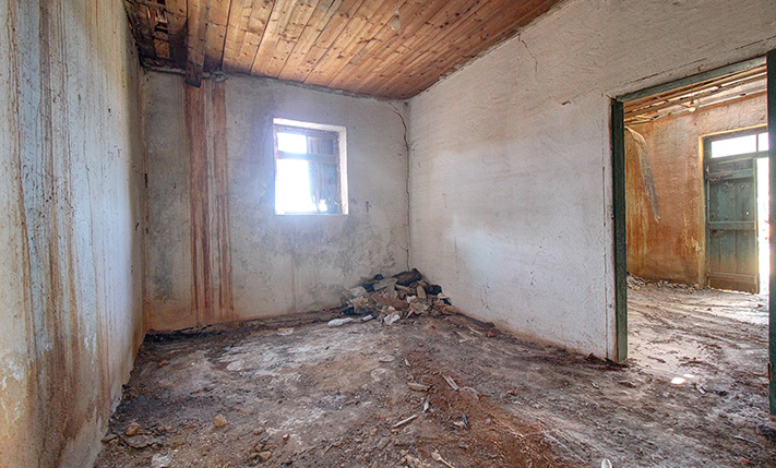 UNCONVERTED GROUND-LEVEL HOUSE