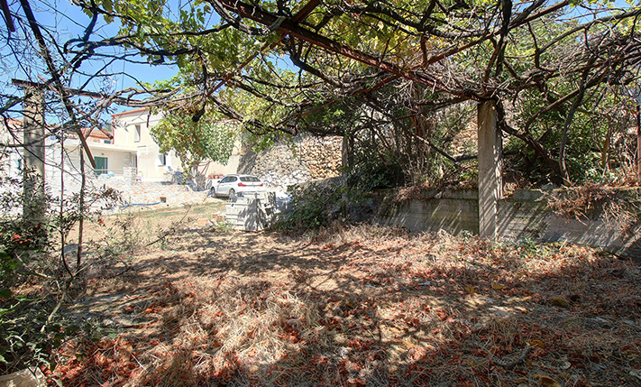 UNCONVERTED GROUND-LEVEL HOUSE