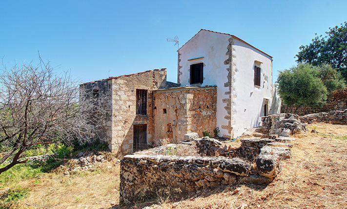 STRONG CHARACTER & VIEWS OVER THE VILLAGE