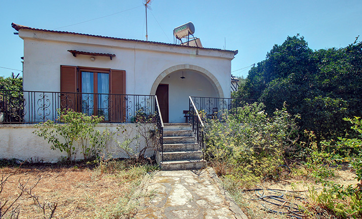 GROUND-LEVEL SEMI-CONVERTED HOUSE WITH A GARDEN