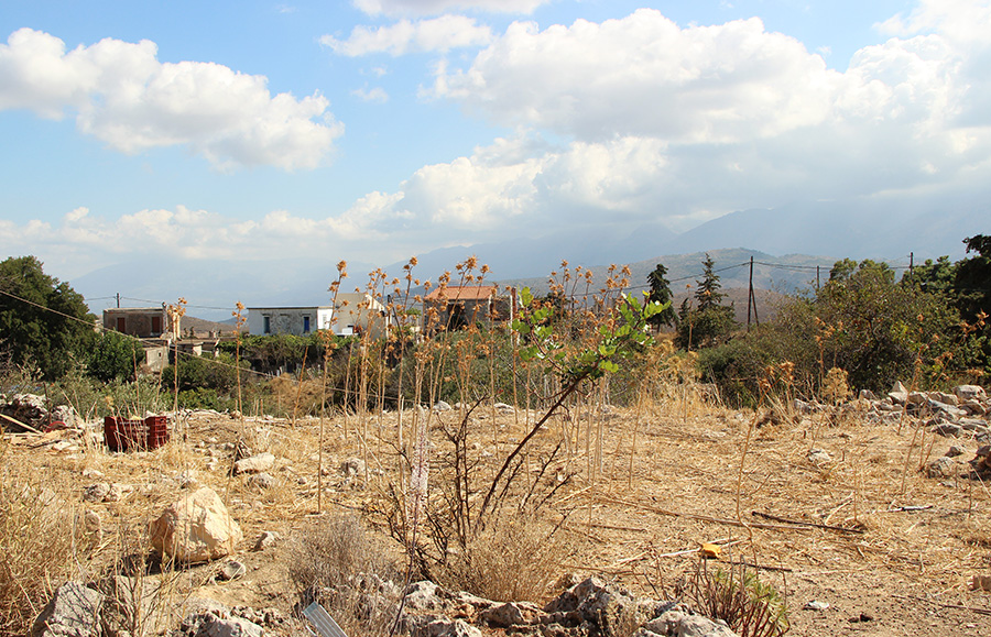ΟΙΚΟΠΕΔΟ ΜΕ ΘΕΑ ΣΤΑ ΛΕΥΚΑ ΟΡΗ
