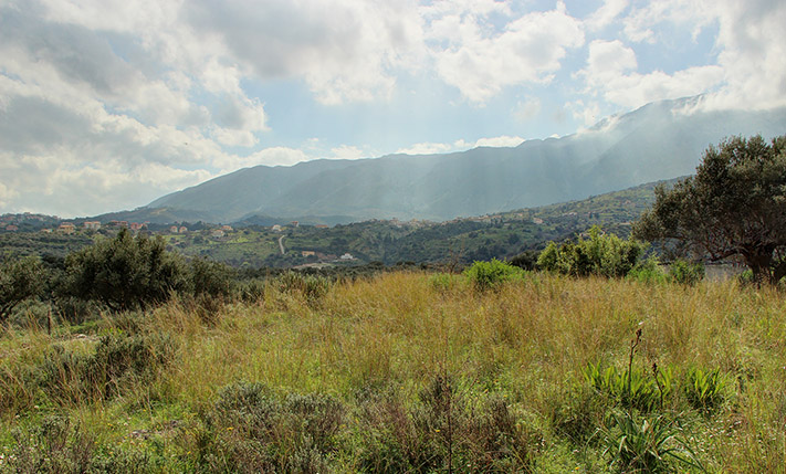 ΟΙΚΟΠΕΔΟ ΣΕ ΚΟΡΥΦΗ ΛΟΦΟΥ ΜΕ ΜΑΓΕΥΤΙΚΗ ΘΕΑ