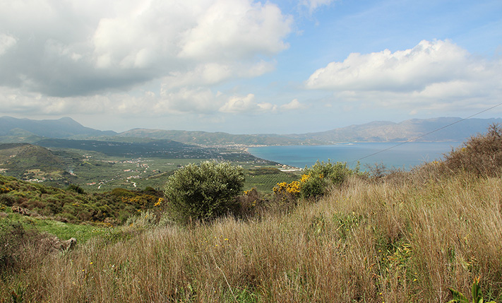 ΟΙΚΟΠΕΔΟ ΣΕ ΚΟΡΥΦΗ ΛΟΦΟΥ ΜΕ ΜΑΓΕΥΤΙΚΗ ΘΕΑ