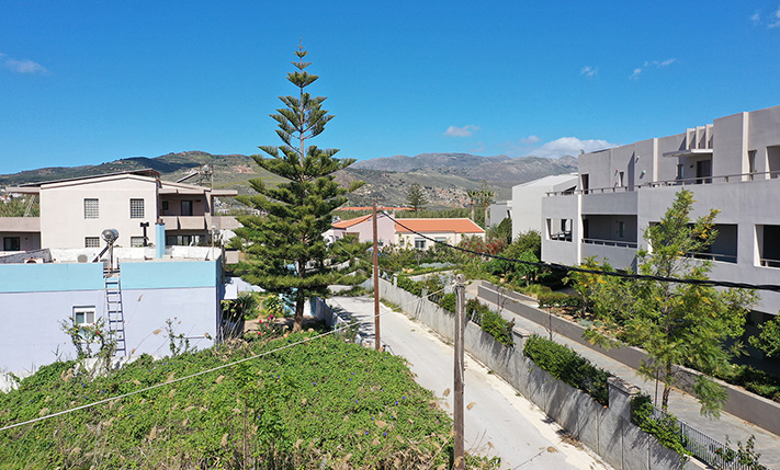 ΚΟΝΤΑ ΣΕ ΠΑΡΑΛΙΑ ΣΕ ΤΟΥΡΙΣΤΙΚΗ ΠΕΡΙΟΧΗ