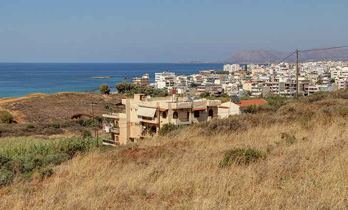 ΕΝΑ ΟΙΚΟΔΟΜΙΚΟ ΤΕΤΡΑΓΩΝΟ ΣΤΗΝ ΑΚΡΗ ΤΗΣ ΠΟΛΗΣ