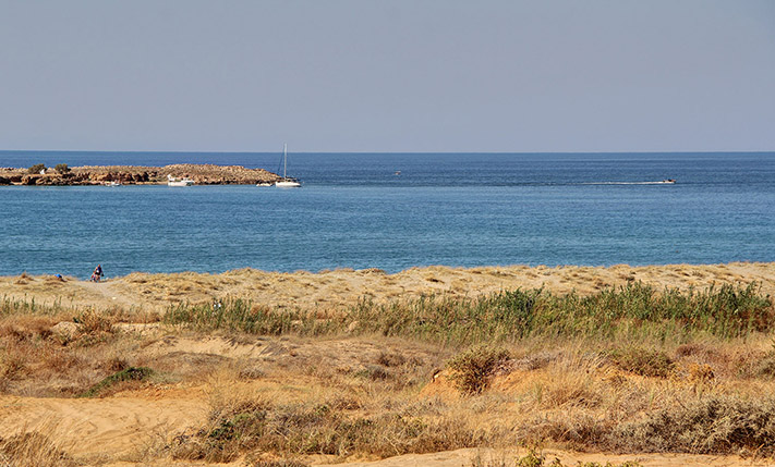 ΕΝΑ ΟΙΚΟΔΟΜΙΚΟ ΤΕΤΡΑΓΩΝΟ ΣΤΗΝ ΑΚΡΗ ΤΗΣ ΠΟΛΗΣ
