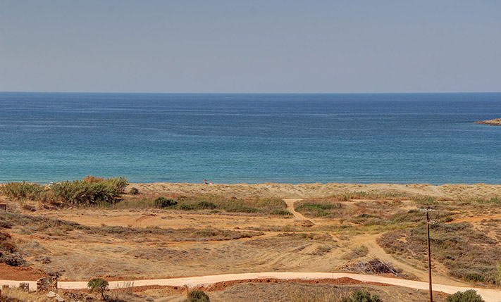 ΕΝΑ ΟΙΚΟΔΟΜΙΚΟ ΤΕΤΡΑΓΩΝΟ ΣΤΗΝ ΑΚΡΗ ΤΗΣ ΠΟΛΗΣ