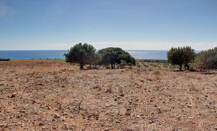 OPEN SEA VIEWS AMIDST AN IMPOSING SCENERY