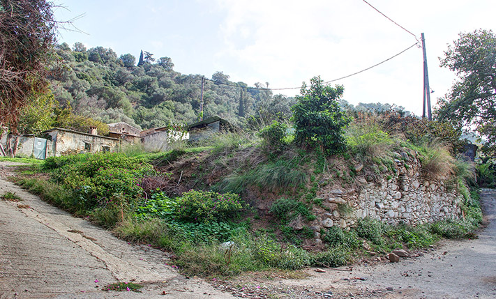 ΣΤΙΣ ΠΑΡΥΦΕΣ ΕΝΟΣ ΟΜΟΡΦΟΥ ΧΩΡΙΟΥ