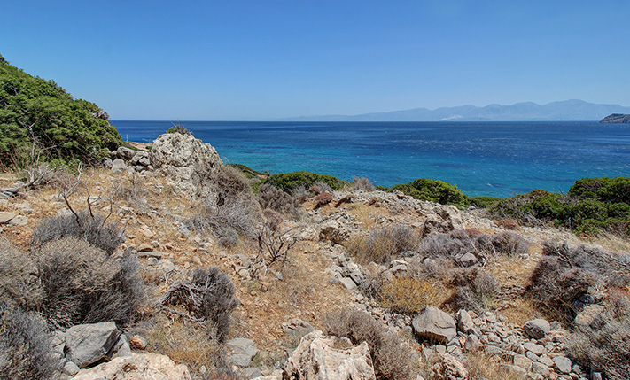ON A ROCKY SHORELINE IN LUXURIOUS LOCATION