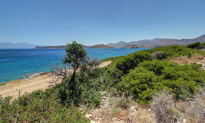 ON A ROCKY SHORELINE IN LUXURIOUS LOCATION