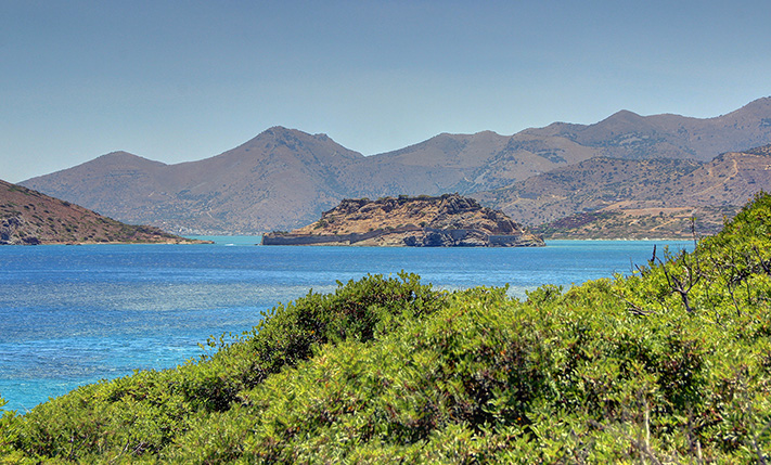 ON A ROCKY SHORELINE IN LUXURIOUS LOCATION