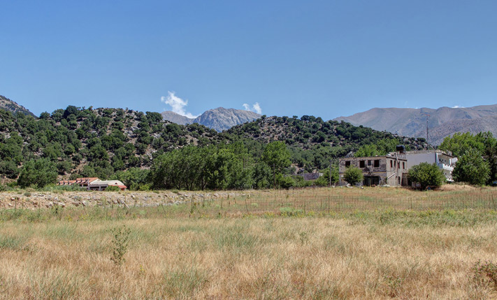 AMONG THE WHITE MOUNTAINS WITH EASY ACCESS