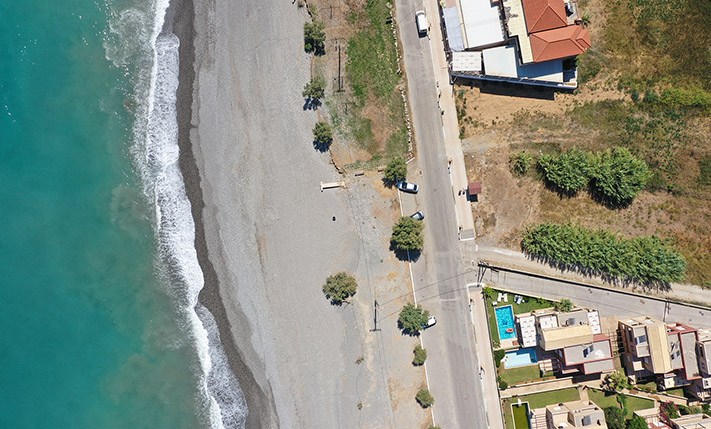 ΜΠΡΟΣΤΑ ΣΕ ΠΑΡΑΛΙΑ ΣΕ ΤΟΥΡΙΣΤΙΚΗ ΠΕΡΙΟΧΗ