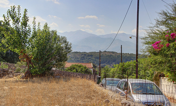ΓΩΝΙΑΚΟ ΟΙΚΟΠΕΔΟ ΣΤΟ ΚΕΝΤΡΟ ΤΟΥ ΒΑΜΟΥ