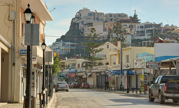 ΣΤΟ ΚΕΝΤΡΟ ΤΟΥ ΠΛΑΤΑΝΙΑ, ΣΕ ΚΕΝΤΡΙΚΟ ΣΗΜΕΙΟ