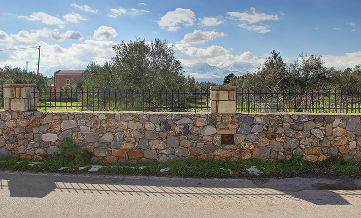 ΠΕΡΙΦΡΑΓΜΕΝΟ ΜΕ ΠΕΤΡΟΤΟΙΧΟ & ΔΥΟ ΟΨΕΙΣ