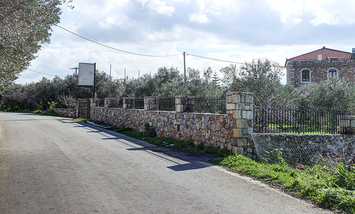 ΠΕΡΙΦΡΑΓΜΕΝΟ ΜΕ ΠΕΤΡΟΤΟΙΧΟ & ΔΥΟ ΟΨΕΙΣ