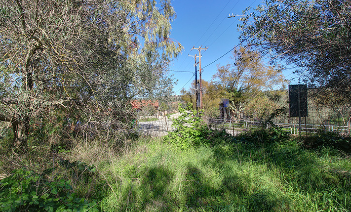 ON 2 OPPOSITE ROADS FOR HOUSE OR BUSINESS USE