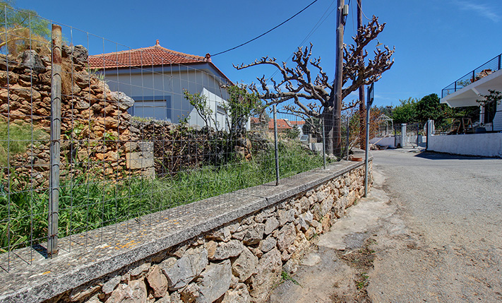 ΜΑΚΡΟΣΤΕΝΟ ΟΙΚΟΠΕΔΟ ΜΕ ΦΘΗΝΗ ΔΟΜΗΣΗ