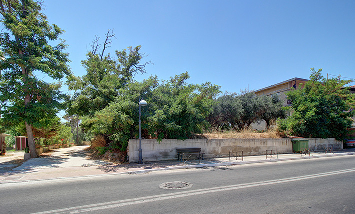 PERFECT FOR A SMALL COMPLEX ON A BUSY ROAD