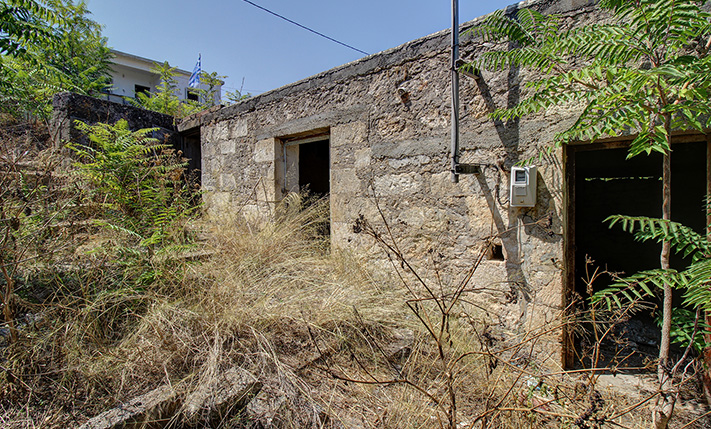 LARGE PLOT WITH A STONE STOREHOUSE IN VAMOS