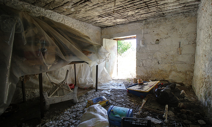 LARGE PLOT WITH A STONE STOREHOUSE IN VAMOS