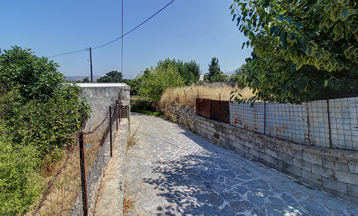 FENCED & ON A PICTURESQUE ALLEY