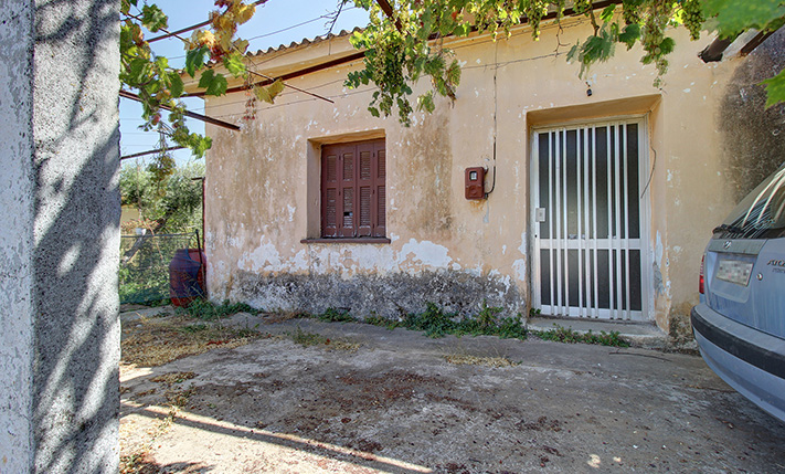 PARCEL WITH A 1-LEVEL HOUSE AT THE CITY FRINGE