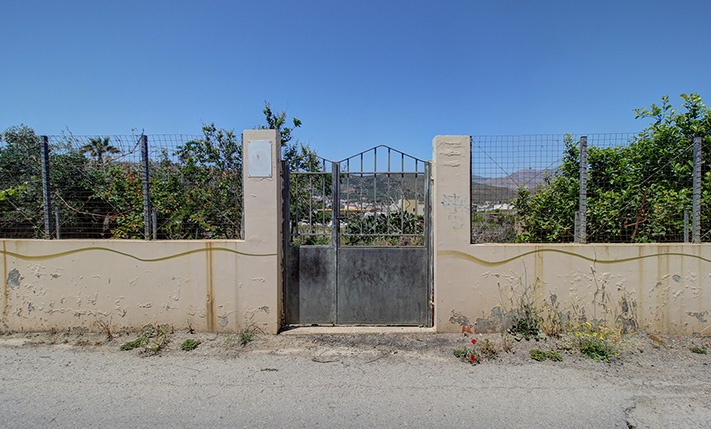 ΔΙΑΜΠΕΡΕΣ ΟΙΚΙΣΤΙΚΟ ΟΙΚΟΠΕΔΟ ΜΕΣΑ ΣΤΗΝ ΚΙΣΣΑΜΟ