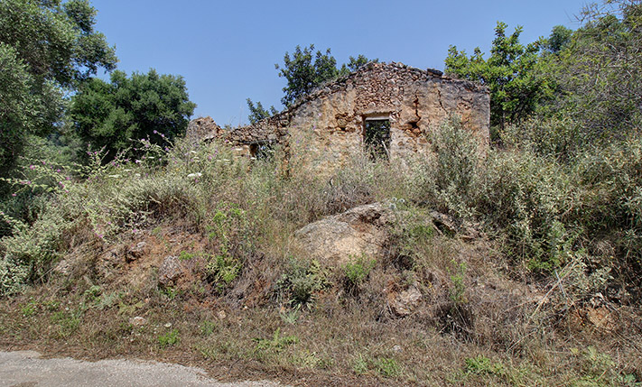 ΟΙΚΟΠΕΔΟ ΜΕ ΕΡΕΙΠΩΜΕΝΟ ΚΤΙΣΜΑ ΣΤΟ ΟΡΙΟ ΟΙΚΙΣΜΟΥ