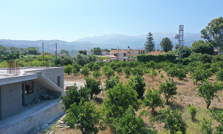 DEVELOPMENT LAND WITH A RUIN & ORANGE TREES