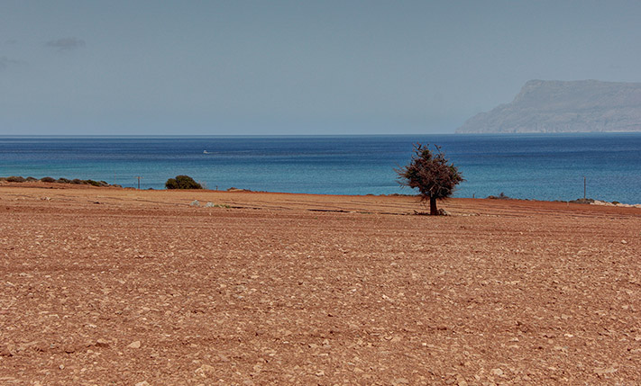 ΠΟΛΥΤΕΛΗΣ ΘΕΑ ΕΛΑΧΙΣΤΑ ΒΗΜΑΤΑ ΑΠΟ ΤΗ ΘΑΛΑΣΣΑ