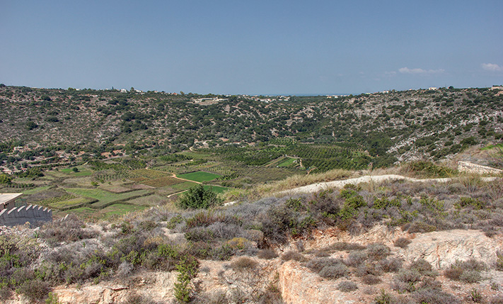 PANORAMIC OPEN VIEWS FROM A SQUARE PLOT
