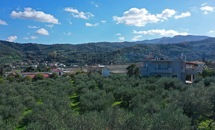 ΤΡΙΓΩΝΙΚΟ ΣΕ ΚΩΜΟΠΟΛΗ ΜΕ ΘΕΑ ΩΣ ΤΗ ΘΑΛΑΣΣΑ