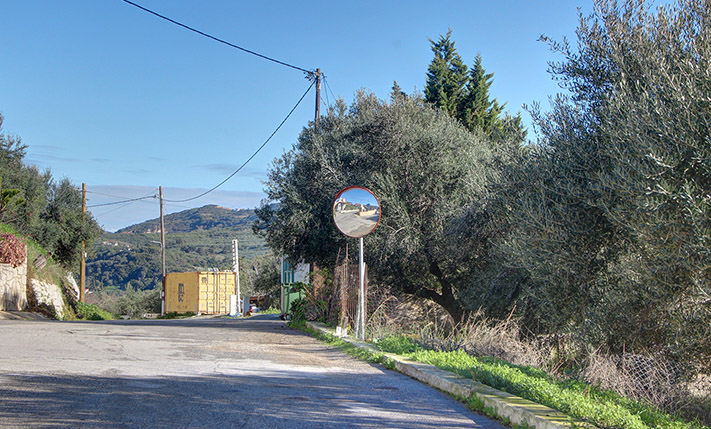 ΣΤΟ ΚΕΝΤΡΟ ΤΟΥ ΧΩΡΙΟΥ ΜΕ ΘΕΑ ΣΕ ΚΑΜΠΟ