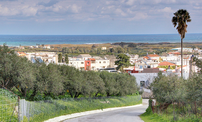 LARGE FRONT, SEA VIEWS & NEAR THE BEACH