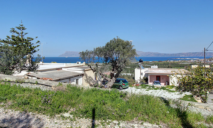 CONVENIENT SIZE AND UNOBSTRUCTED VIEWS